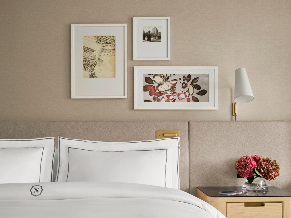 Hotel The Newbury Boston Exterior foto A guest room at The St. Regis New York