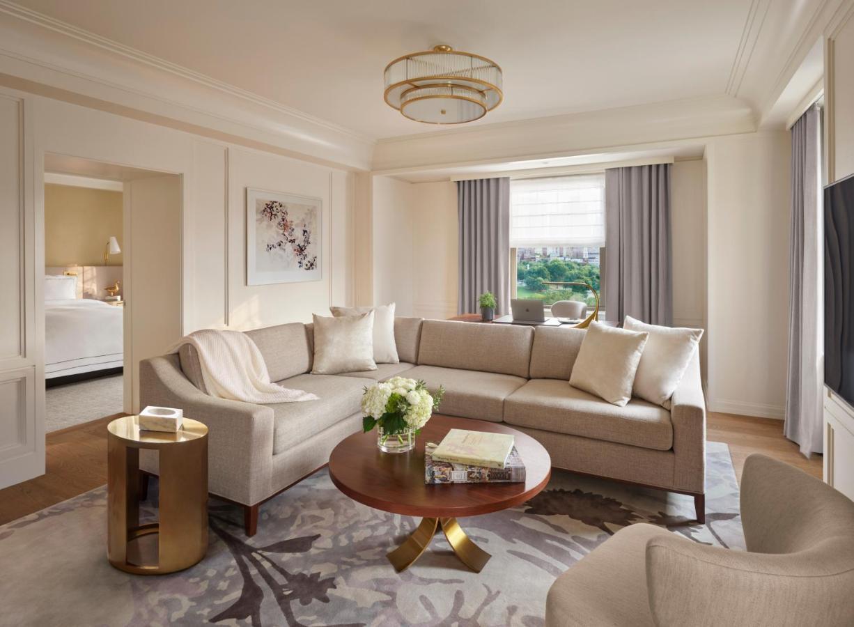 Hotel The Newbury Boston Exterior foto A suite at The Carlyle