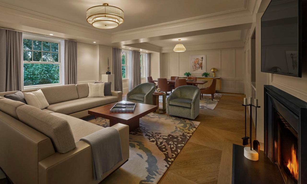Hotel The Newbury Boston Exterior foto The living room of a three-bedroom suite