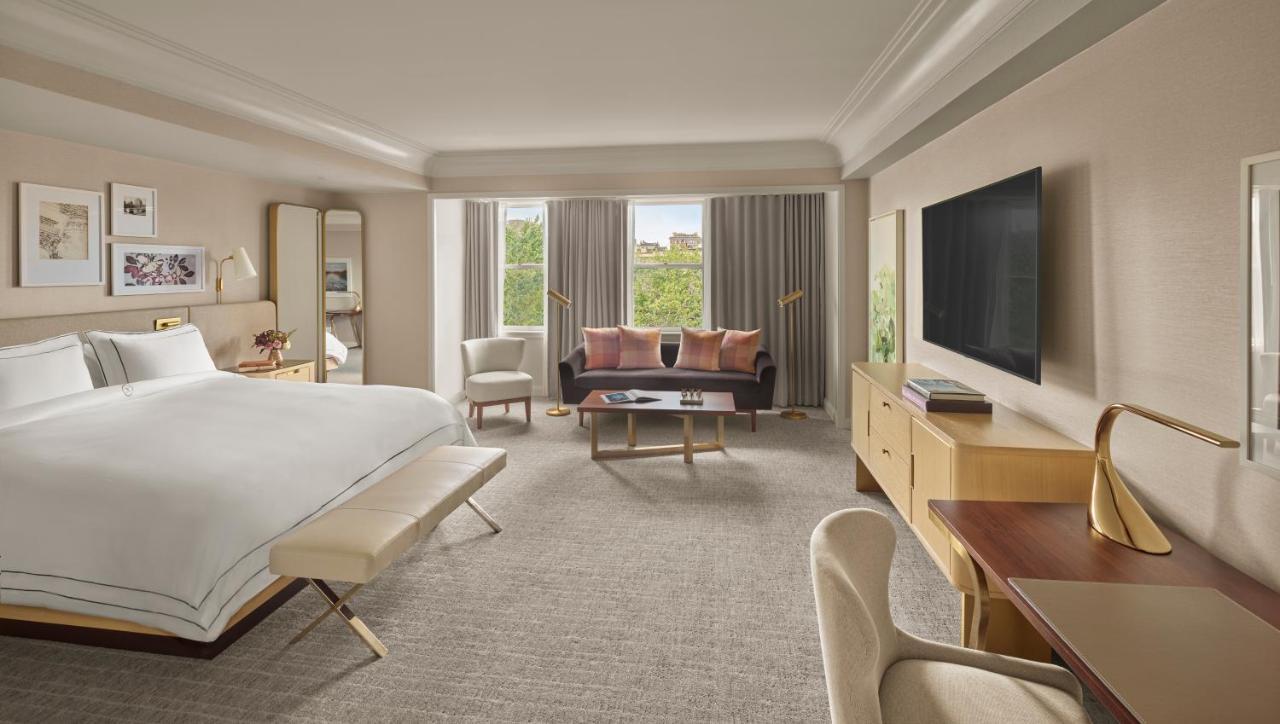 Hotel The Newbury Boston Exterior foto A guest room at The St. Regis Washington, D.C.