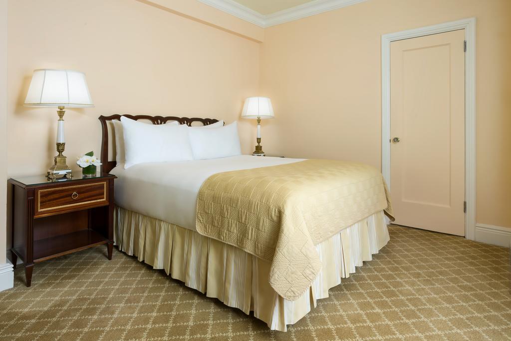 Hotel The Newbury Boston Exterior foto A guest room at The Carlyle