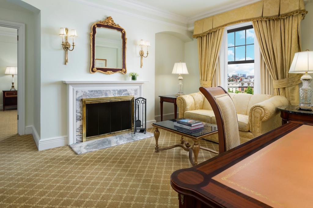 Hotel The Newbury Boston Exterior foto A living room at the Waldorf Astoria New York