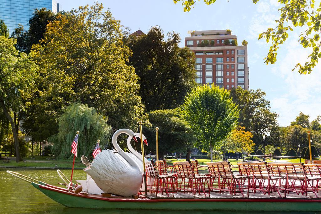 Hotel The Newbury Boston Exterior foto Swan boats at the Public Garden